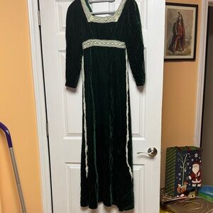 Elegant vintage Velvet Long Sleeve Dress in Deep Green